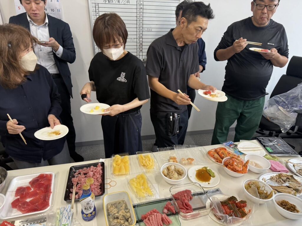 大中社員で新商品を吟味中